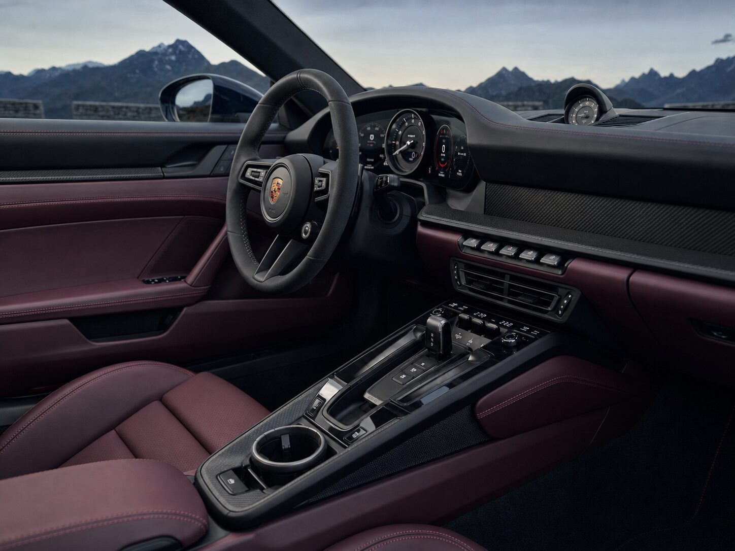 Sedmistupňová PDK, karbonový dekor a tmavě vínový kožený interiér Porsche 911 GT3 Touring